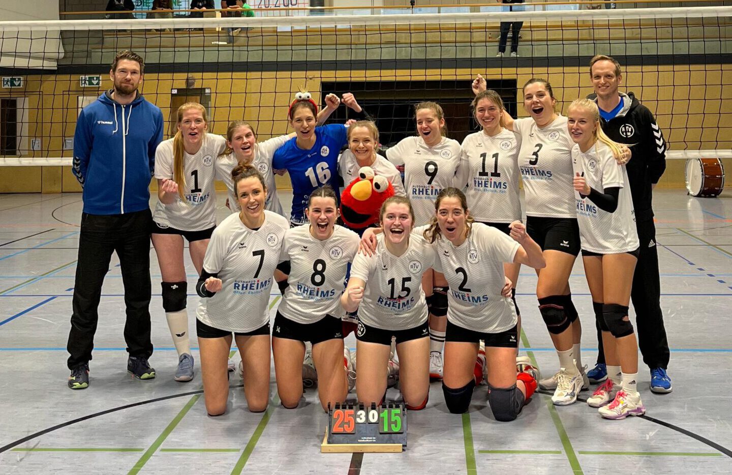 Damen 1 behauptet Tabellenführung